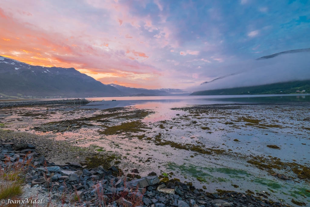 SOL DE MEDIANOCHE EN JOKELFJORDEN