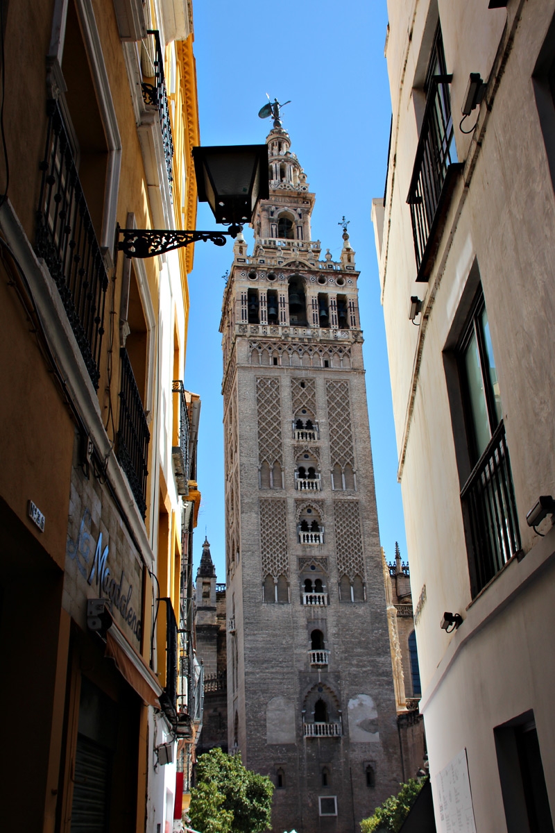 La giralda desde callejuela