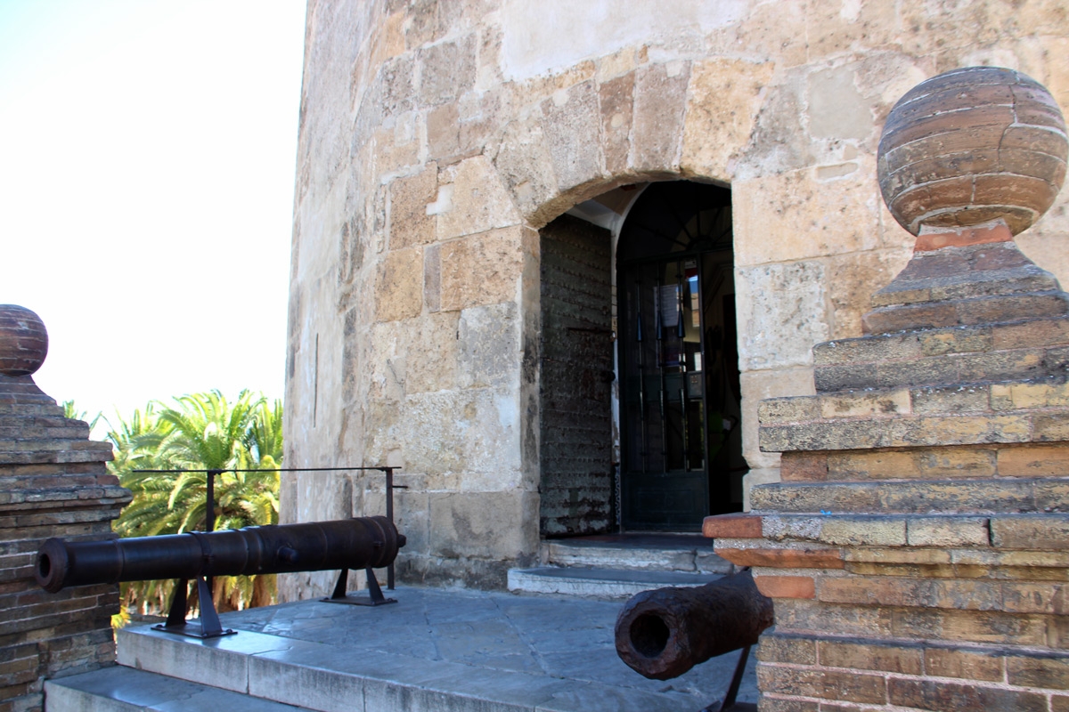 Entrada torre del oro