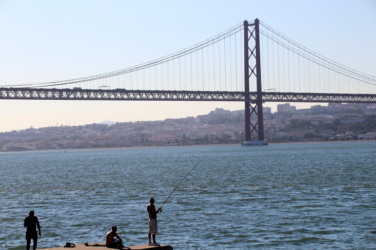 Pescando en puente 25 de abril