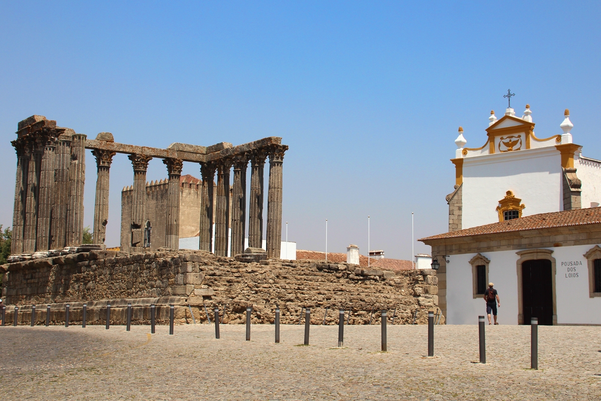 Posada y templo romano