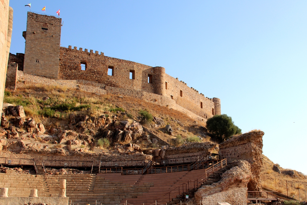 Teatro Romano y Castillo