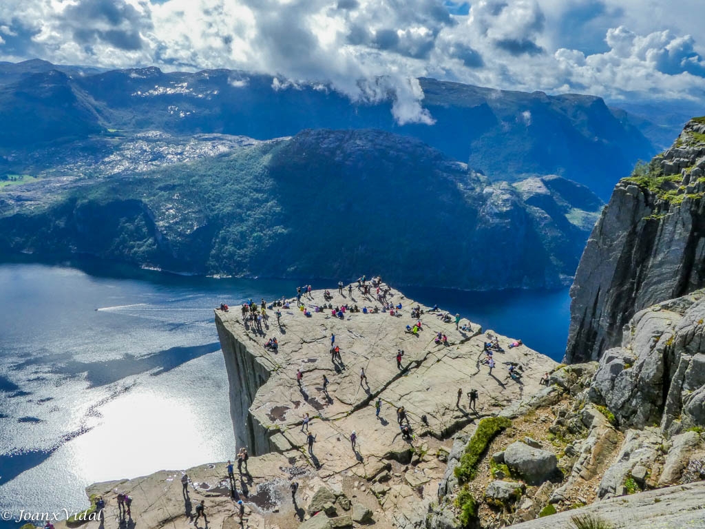 TURISTAS EN EL PREIKESTOLEN