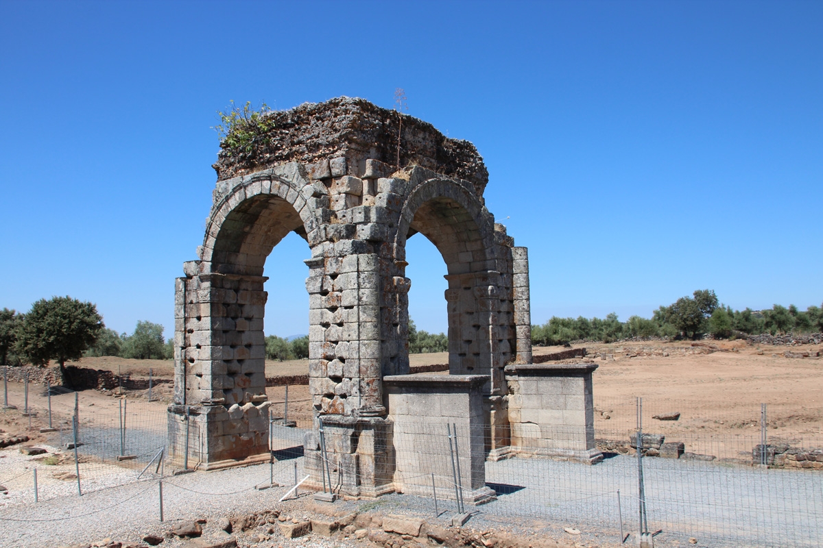 Arco de la ciudad romana de Cparra