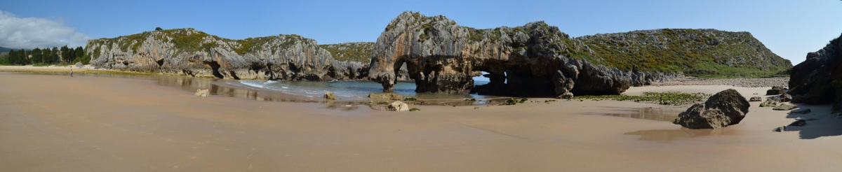 Playa de Cuevas del Mar (Llanes, Asturias) byJOM DPLF