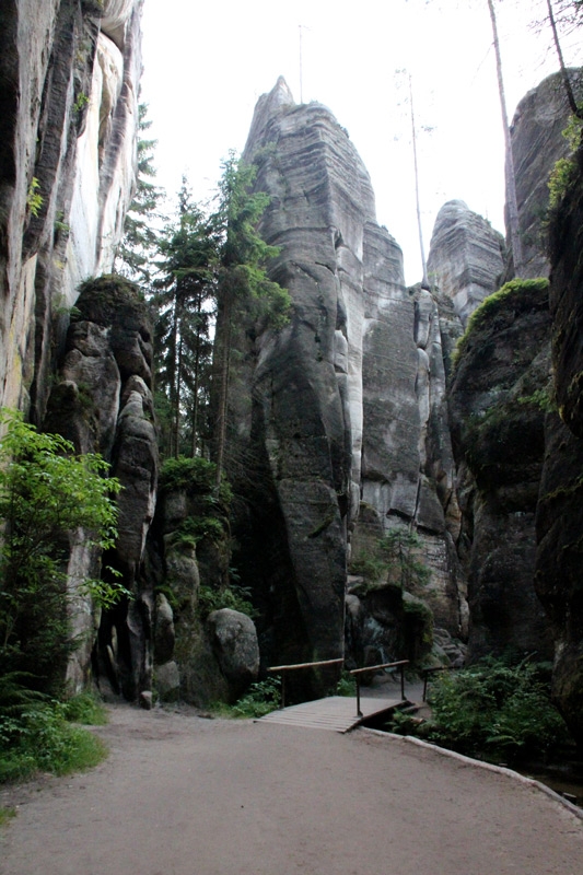 Puente entre rocas