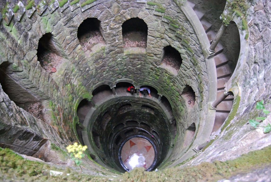 Quinta da Regaleira (Sintra): Pozo inicitico. Portugal byJOM DPLF