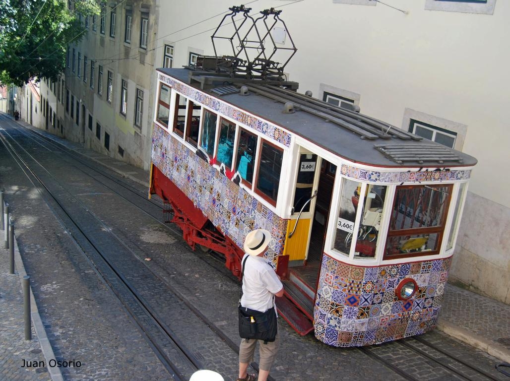Elevador da Gloria. Lisboa. Portual byJOM