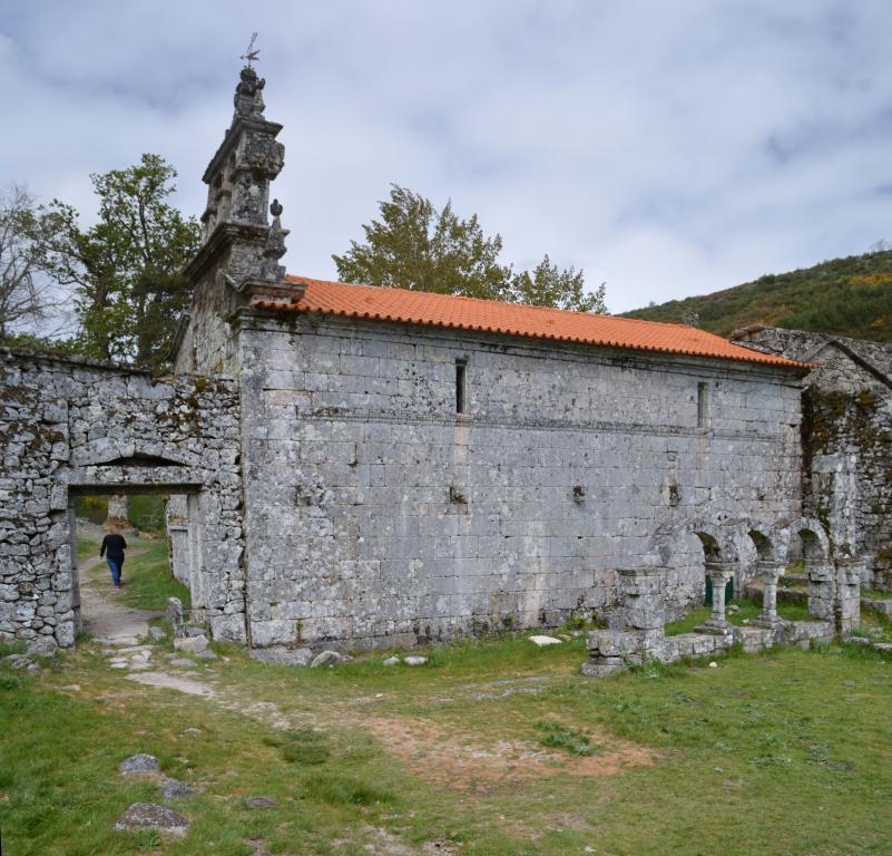Mosteiro de Santa Maria das Jnias (Pitoes)