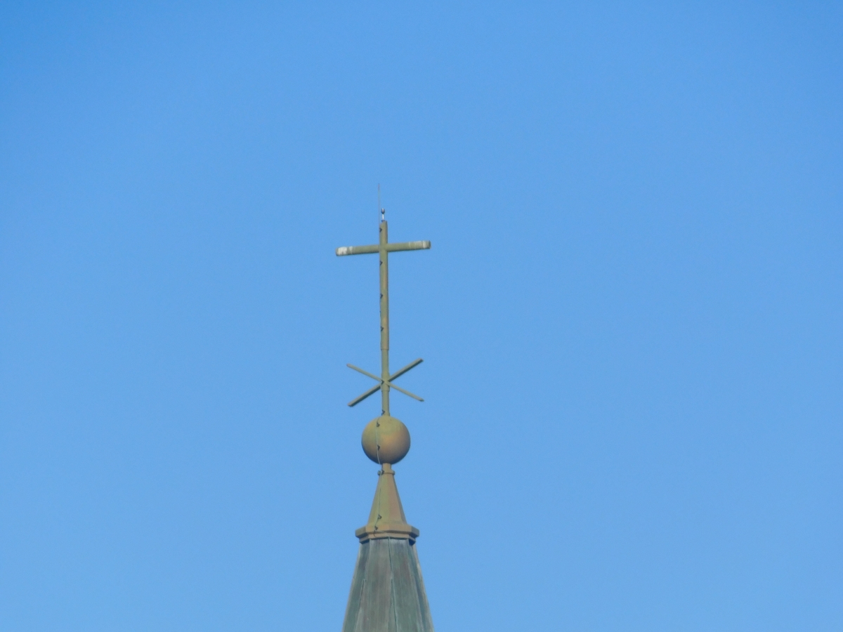 Cruz y antena satelital