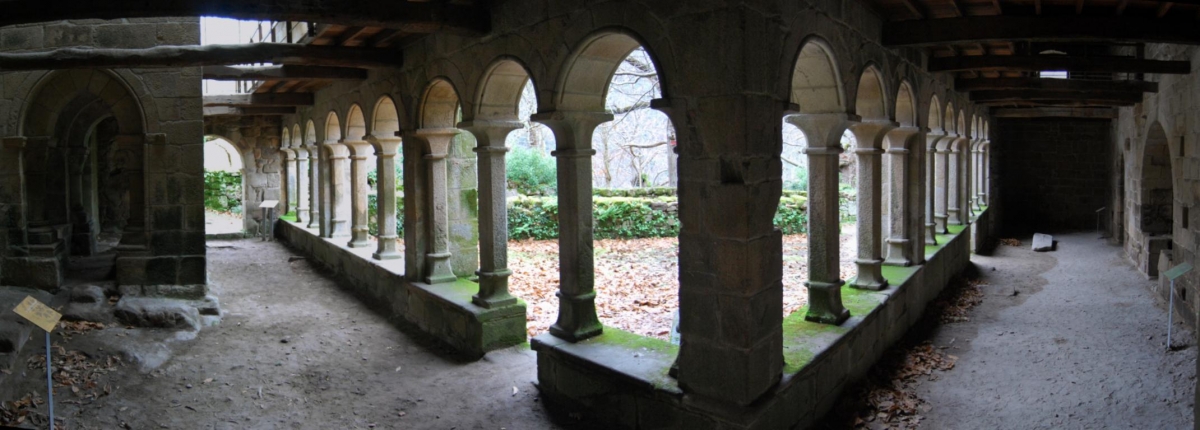 Sta Cristina de Ribas do Sil: interior do claustro. Parada de Sil. Ribeira Sacra.