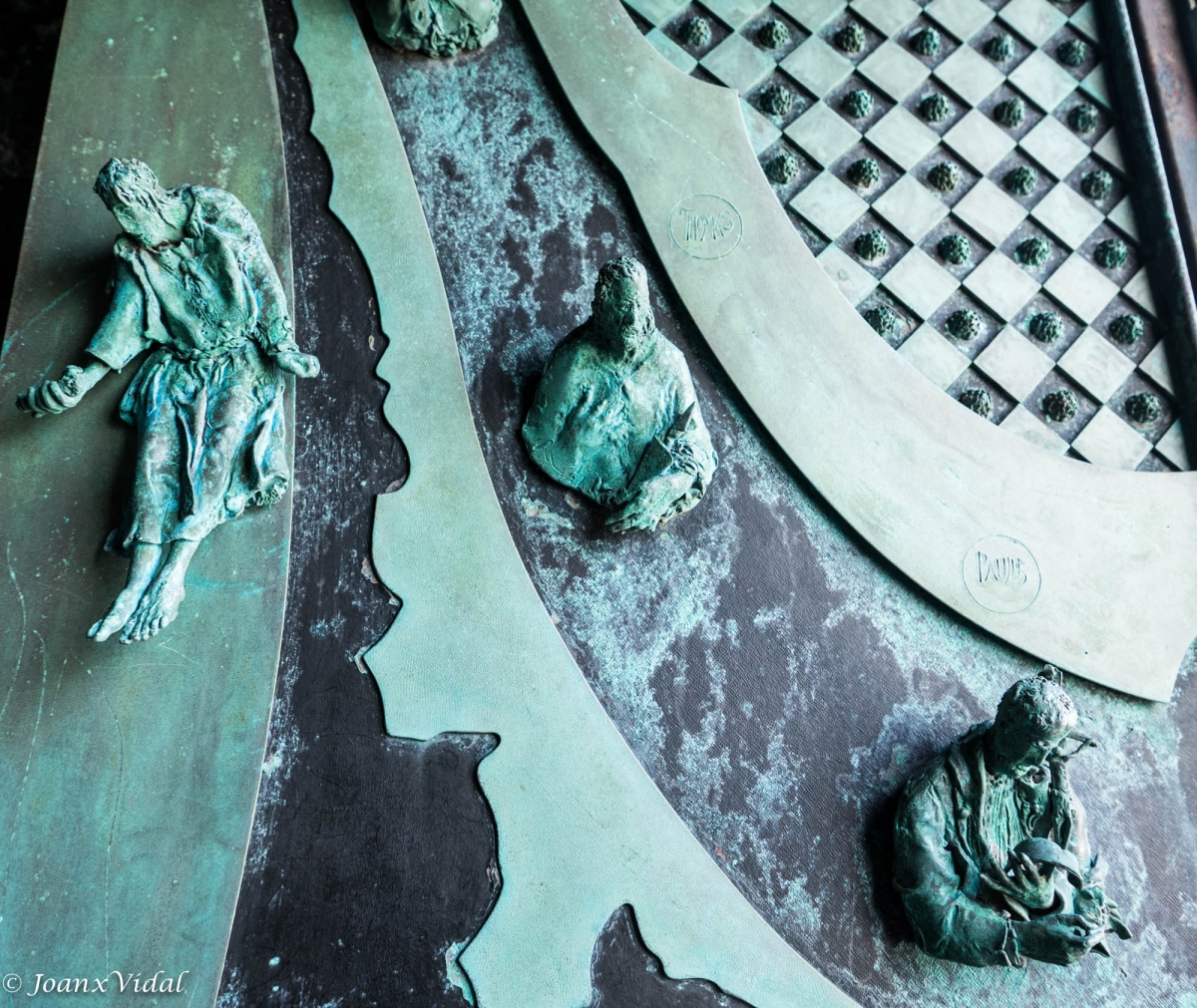 DETALLE DE DE LA PUERTA DE BRONCE