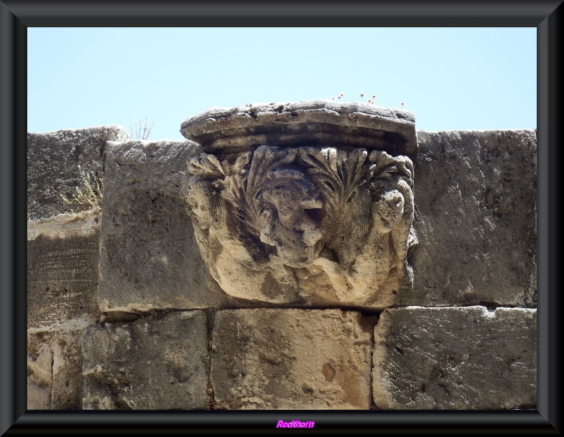 Capitel incrustado en el muro