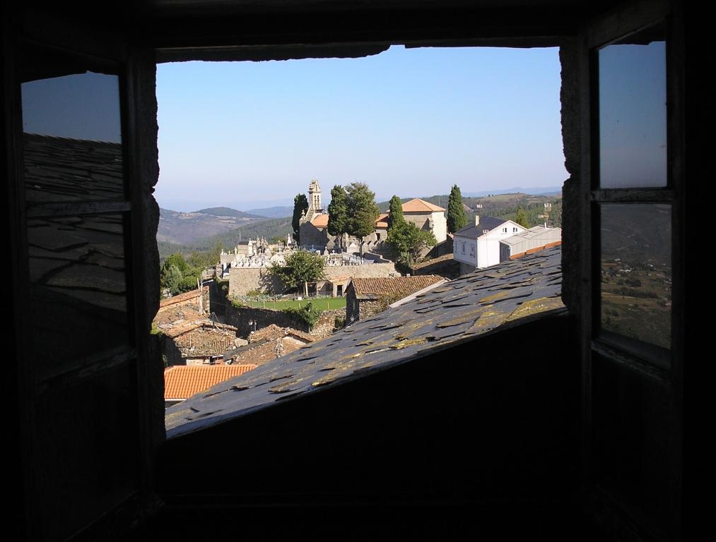 Igrexa de Sta Isabel dende o castelo. Castro Caldelas, Ribeira Sacra fcmv