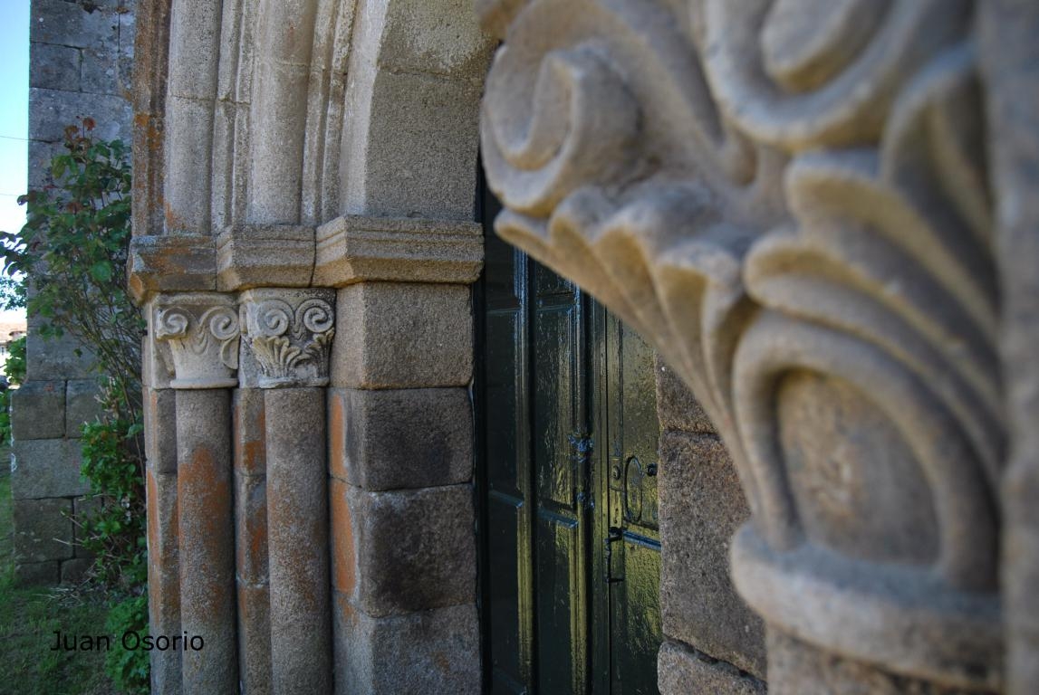 Igrexa do Burgo (Castro Caldelas): porta lateral. byJOM fcmv