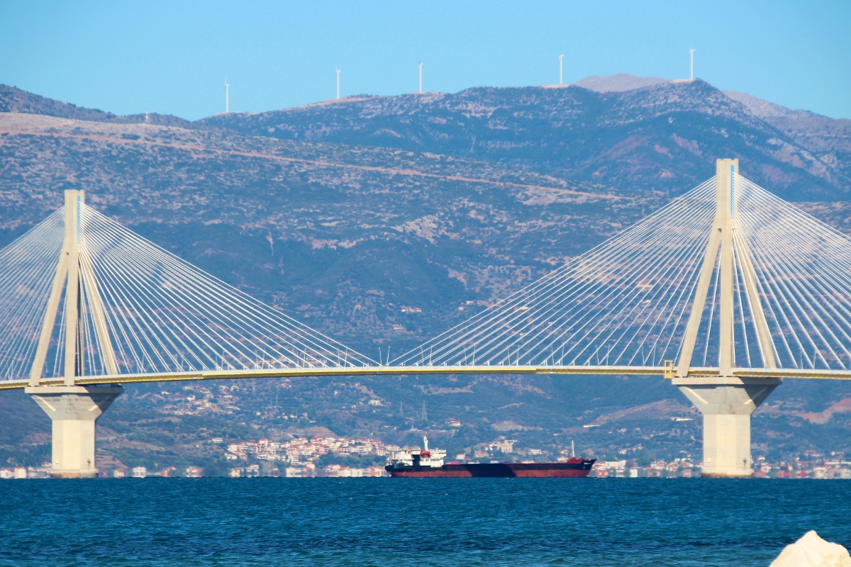 Barco cruzando puente de 2.252 metros