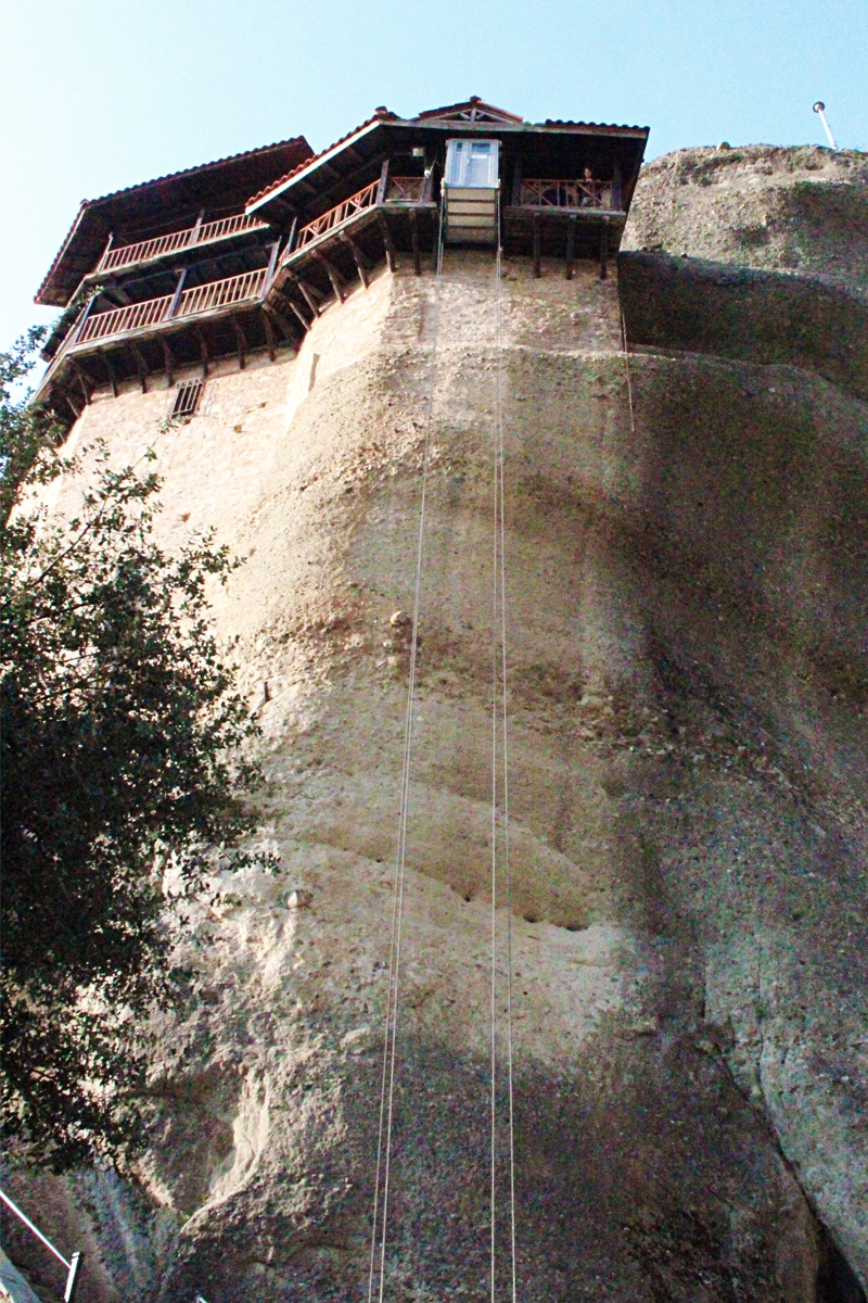 Subida del ascensor para viveres y los sacerdotes