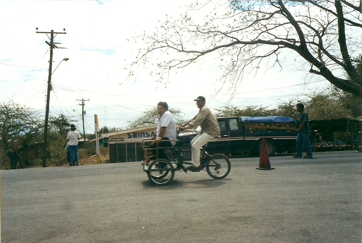 Paso de la  frontera en triciclo