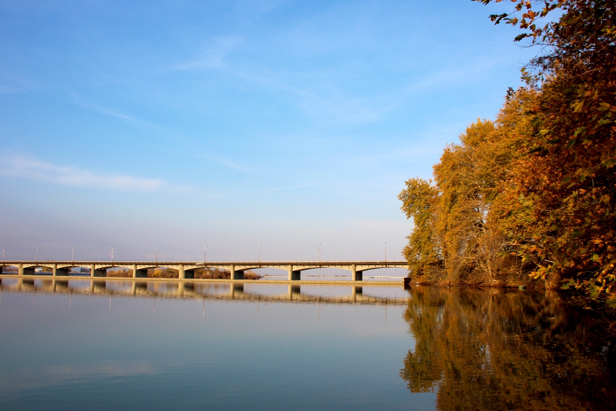 Lago artificial Veria puente