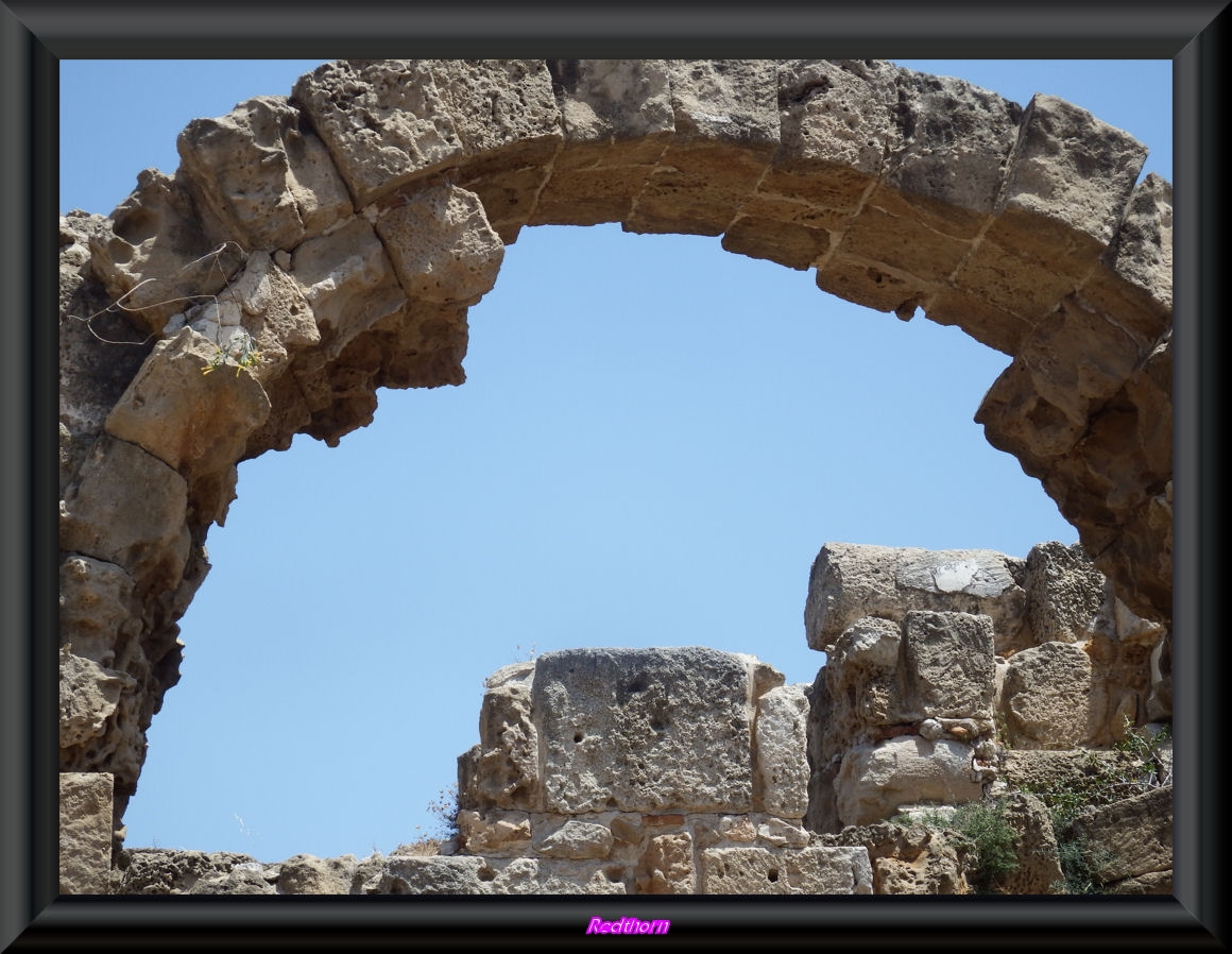 Arco entre las ruinas