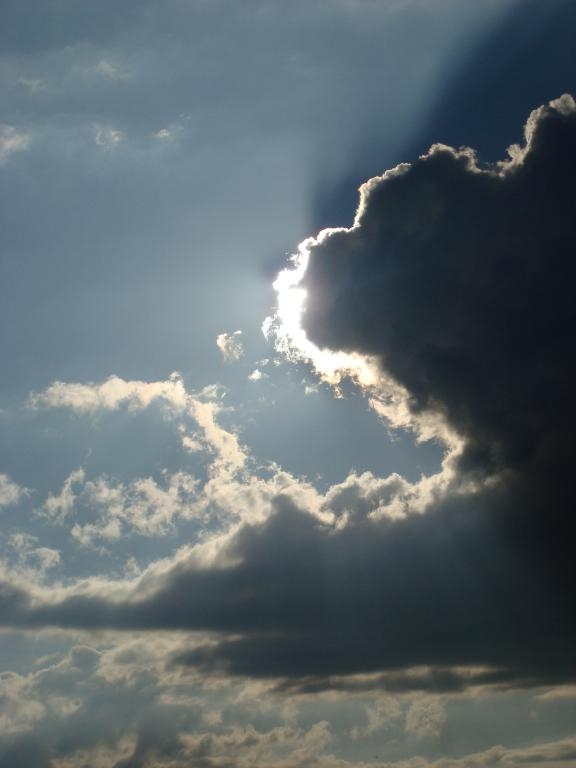 Nubes e claros. Castro Caldelas. Ribeira Sacra. Ourense. Galicia fcmv