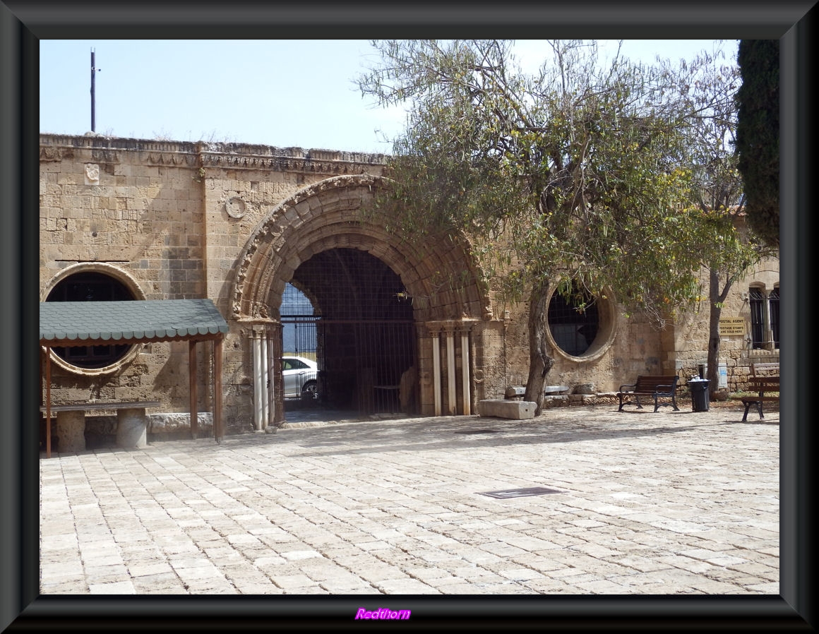 Arco para salir de la plaza de la catedral de San Nicols