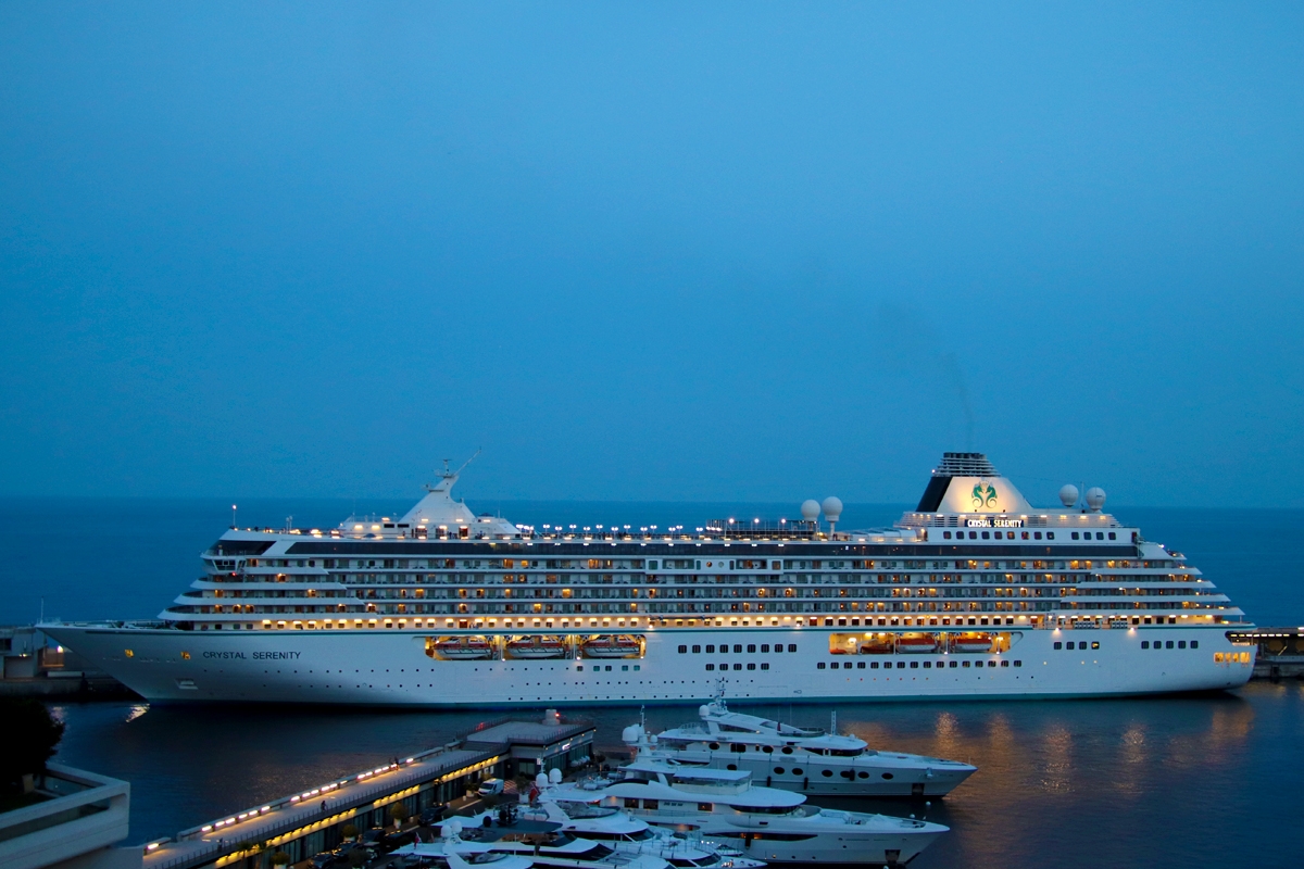 Crystal Serenity zarpando de noche