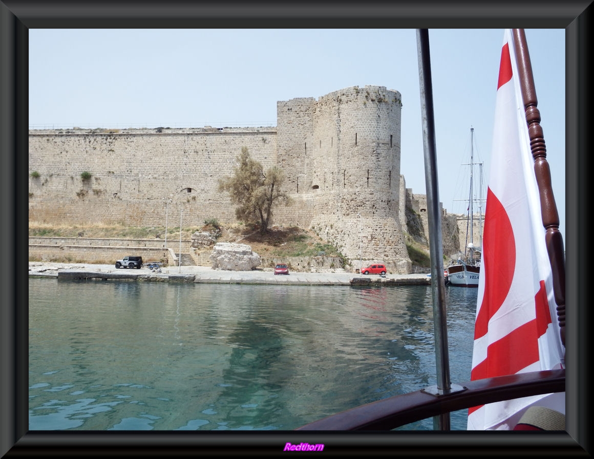 Castillo de Kyrenia desde el mar asi como bandera de la repblica turca de Chipre