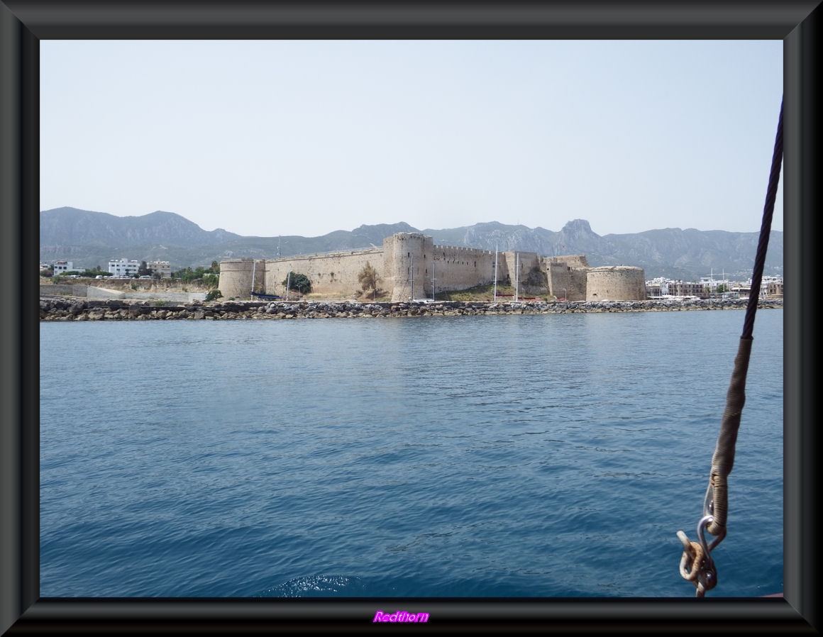 Amplia vista del castillo de Kyrenia con las montaas al fondo