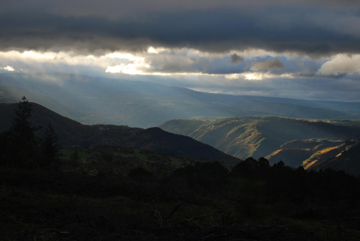 Nubes e claros. Castro Caldelas. Ribeira Sacra. Ourense. Galicia byJOM