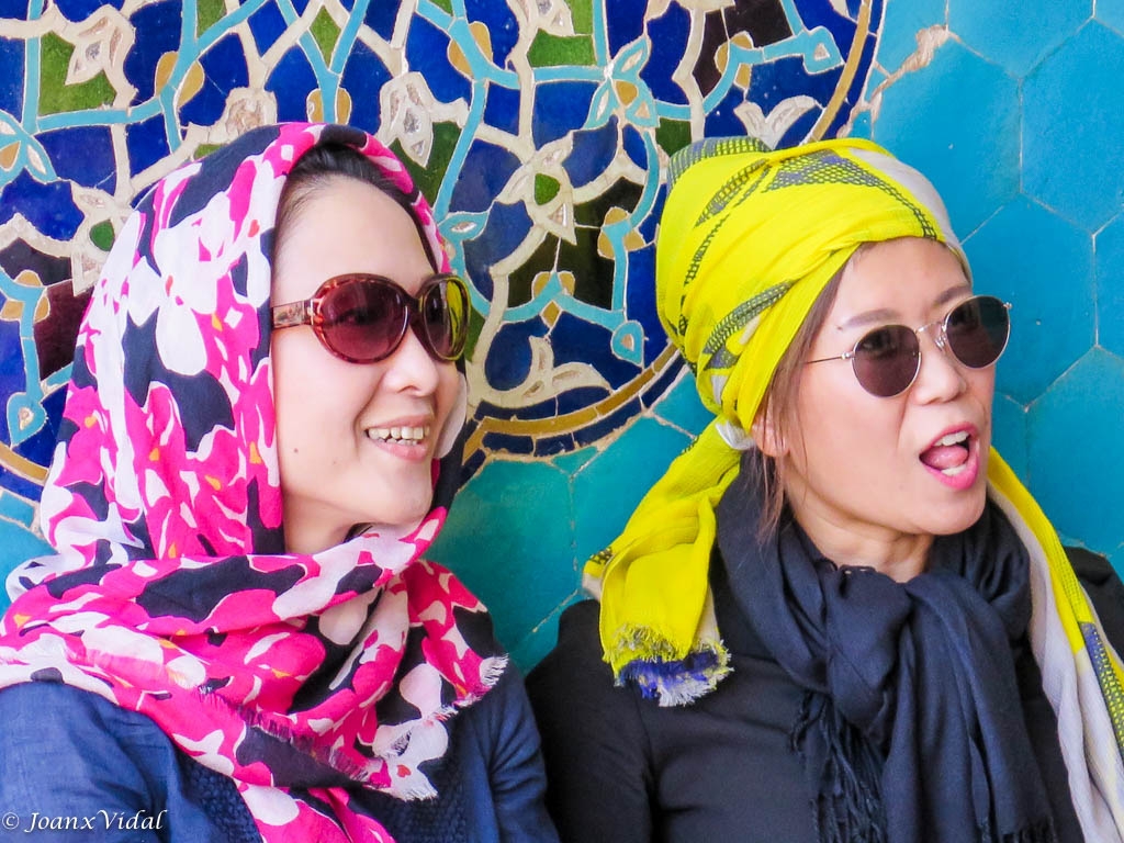 TURISTAS SORPRENDIDAS EN LA MEZQUITA