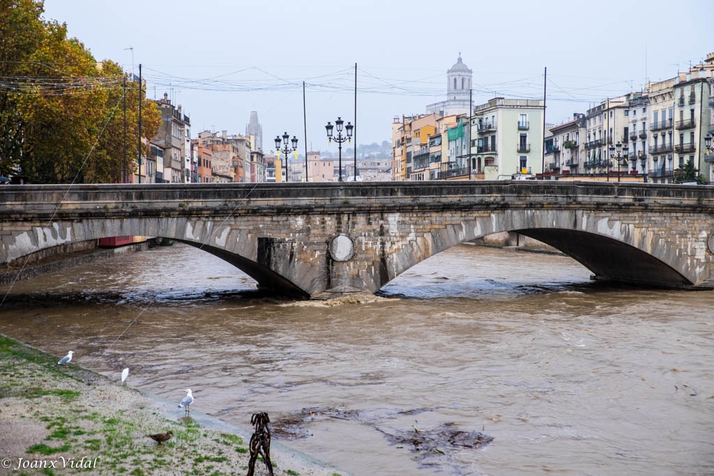 PLUJA SOBRE GIRONA