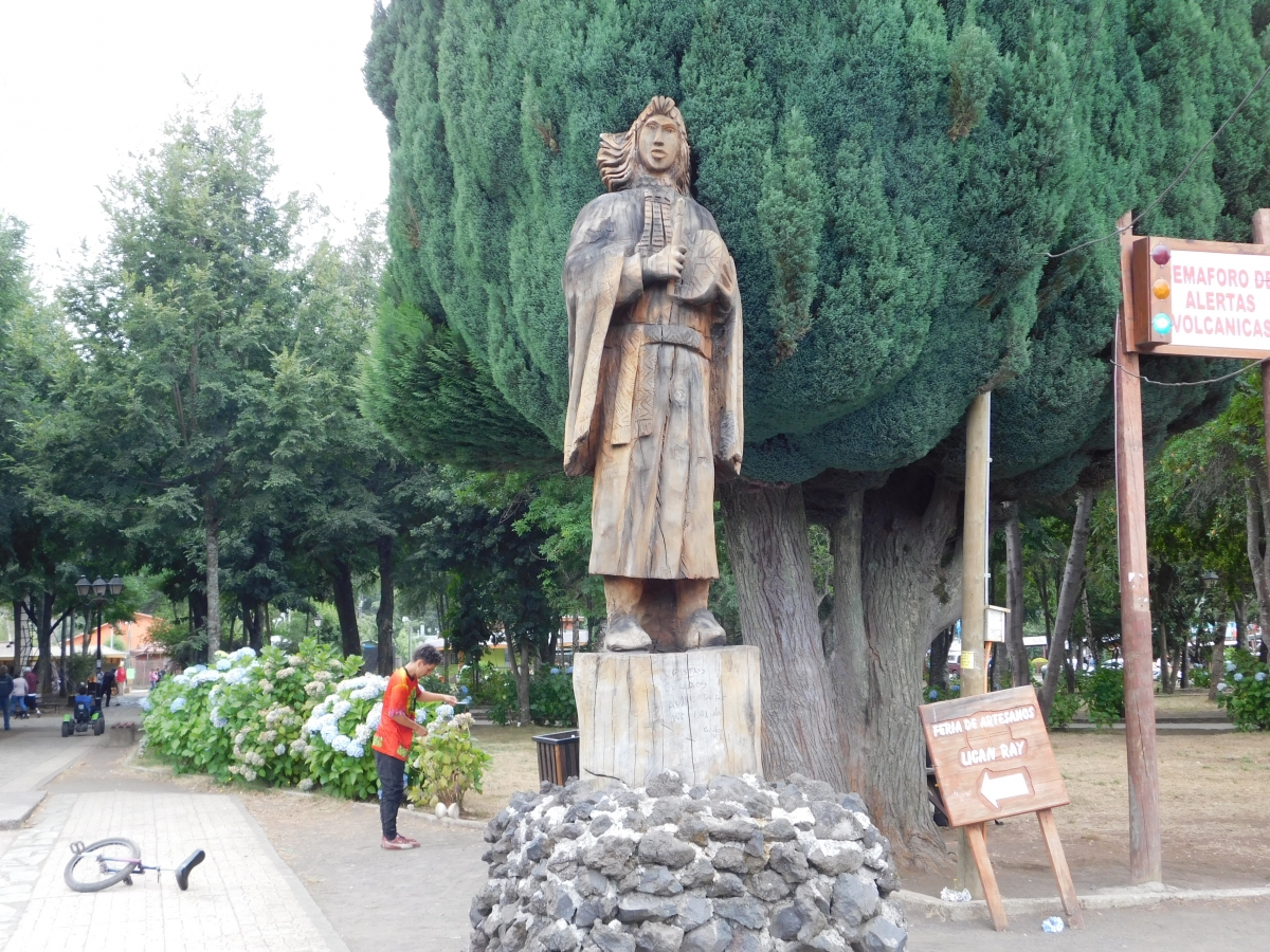 Escultura mapuche de pura  madera