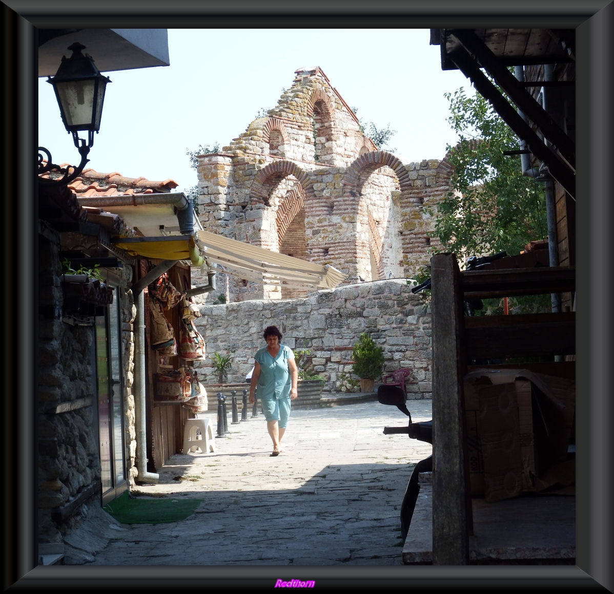 Una calle de Nesebar, con ruinas de una iglesia al fondo