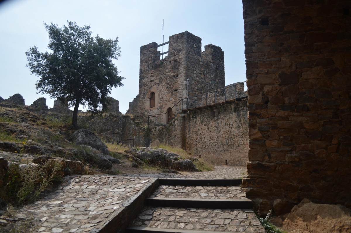 castelo de Cornatel/Castelo dos condes de Lemos. O Bierzo Len fcmv