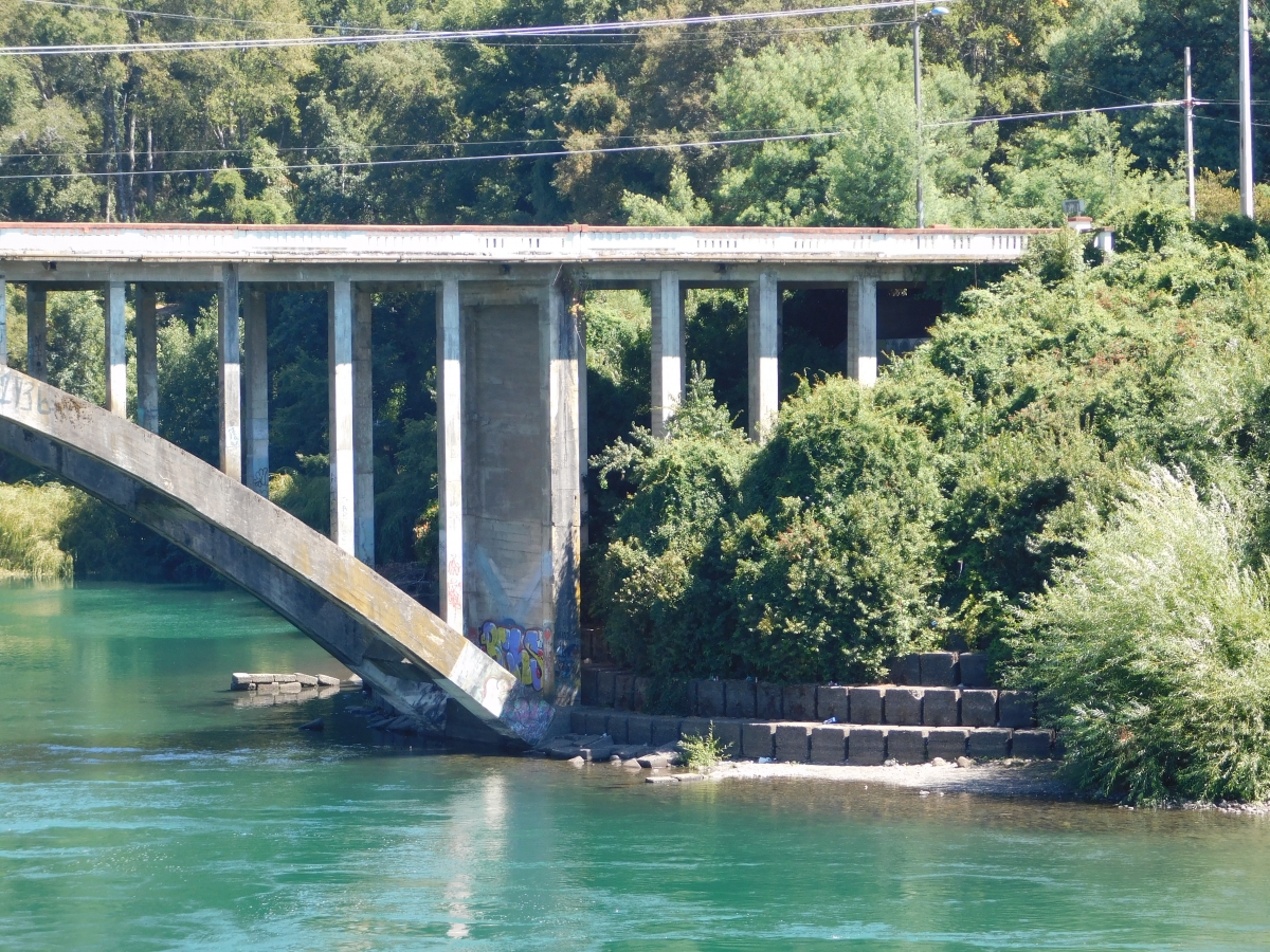 Un extremo del puente donde pasa el tren