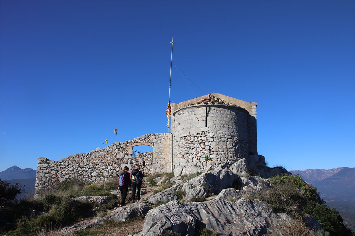 Ermita Santa Magdalena sobre pantano de Boadella