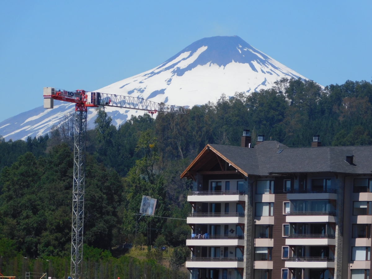 Que peligroso, la lava dems que llega al edificio