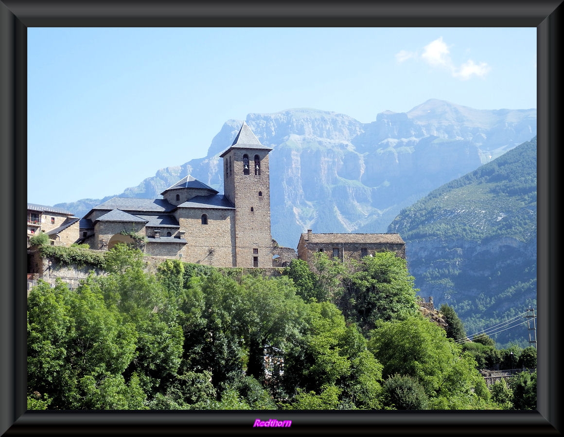 La iglesia de Torla con el fondo del parque nacional de Ordesa