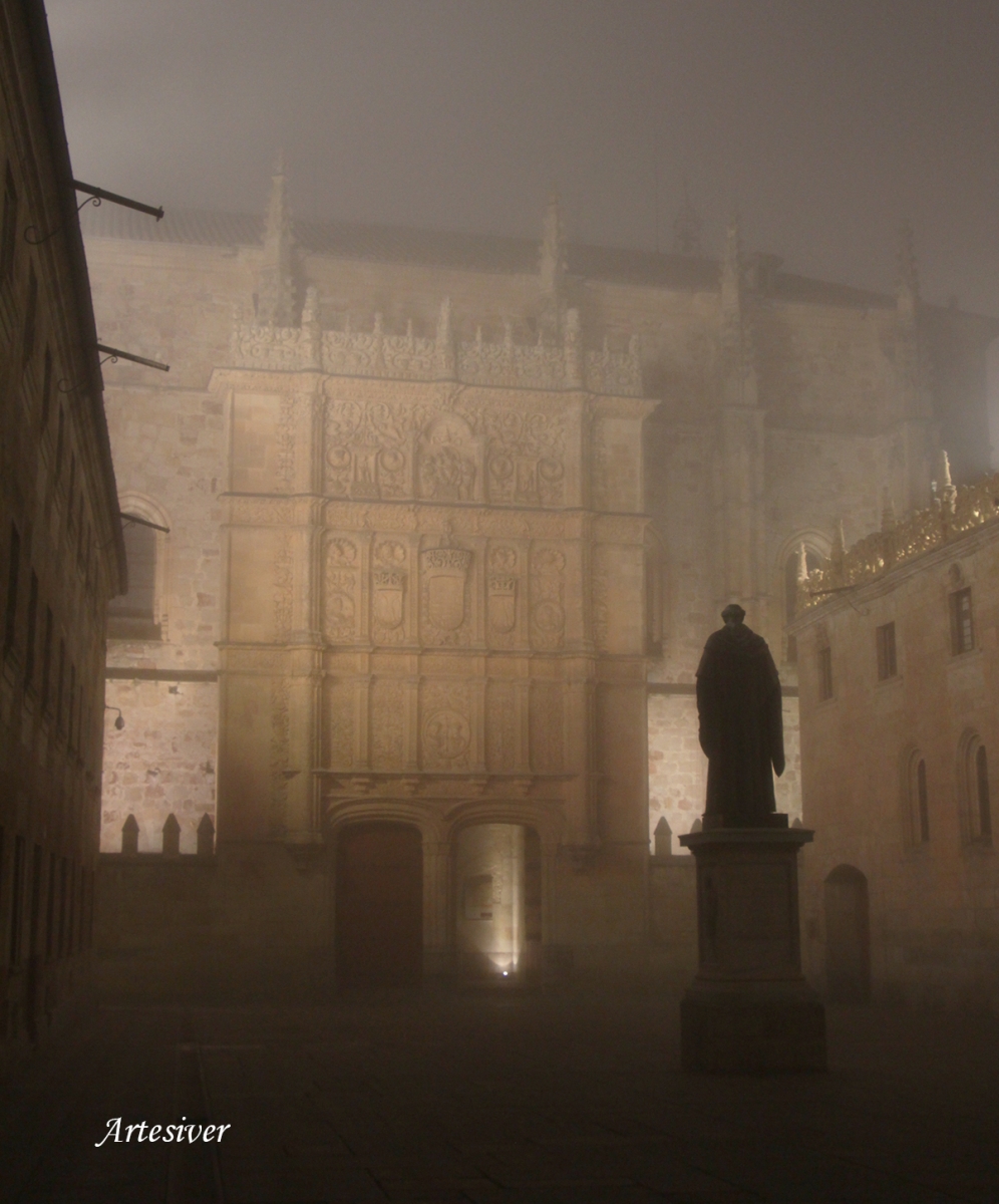 universidad con niebla