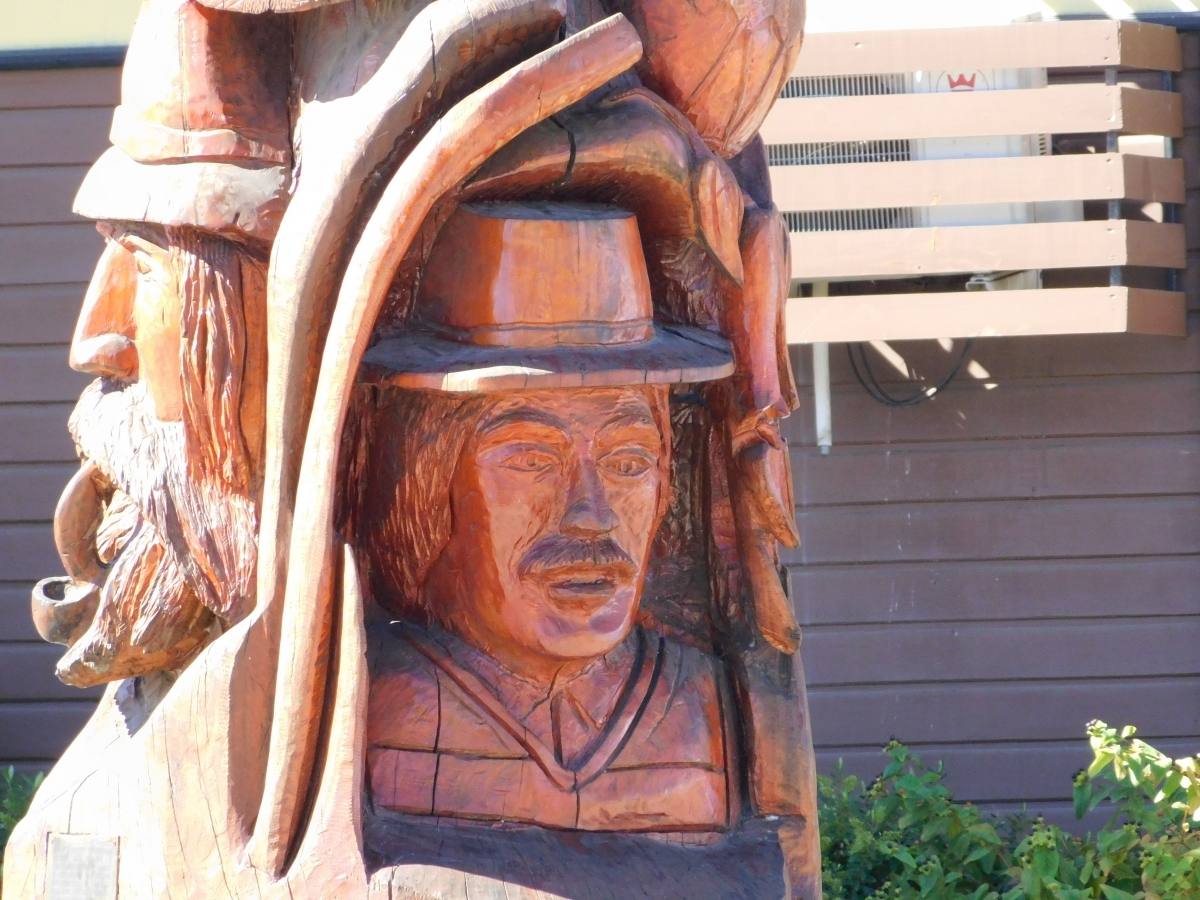 Vista ms detallada de la escultura en madera