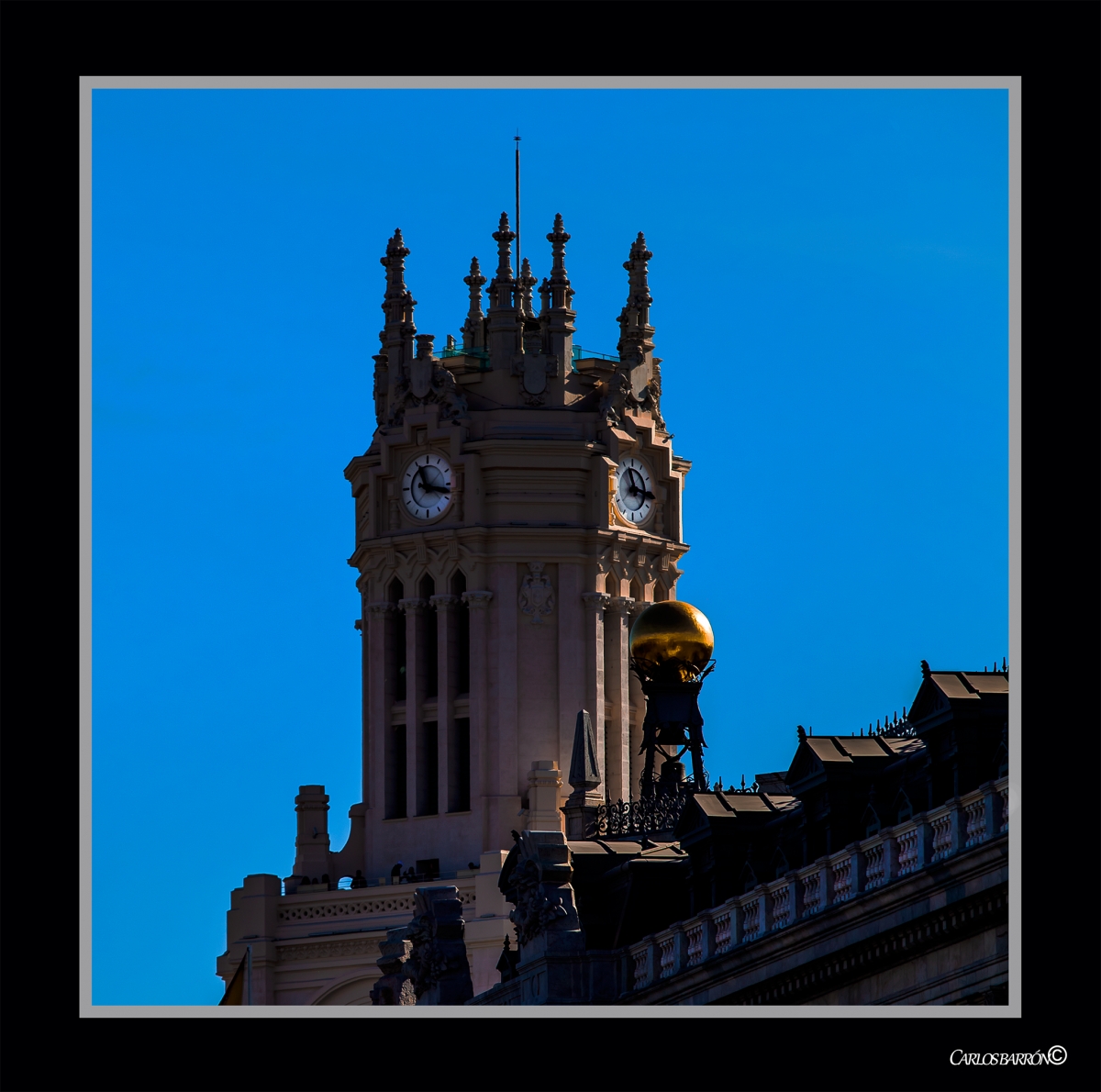 LAS ONCE Y CUARTO PASADAS EN EL RELOJ DEL AYUNTAMIENTO