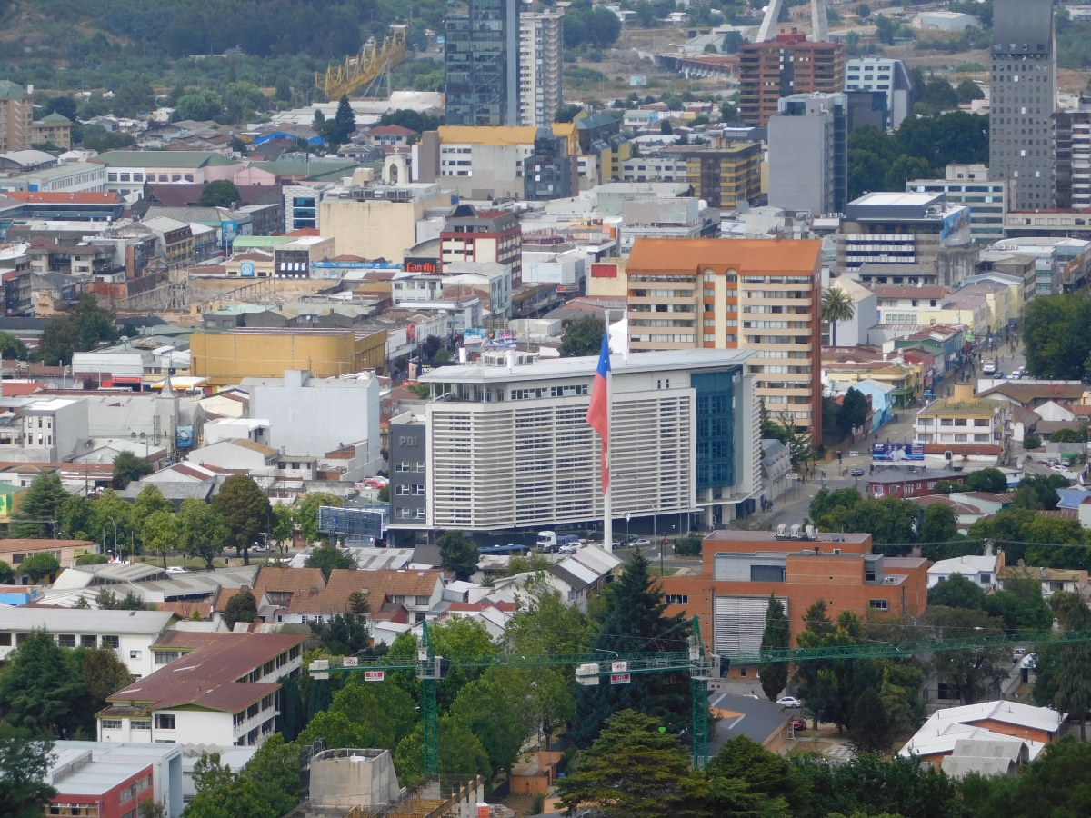 Al fondo el puente que une Temuco con Padre las casas