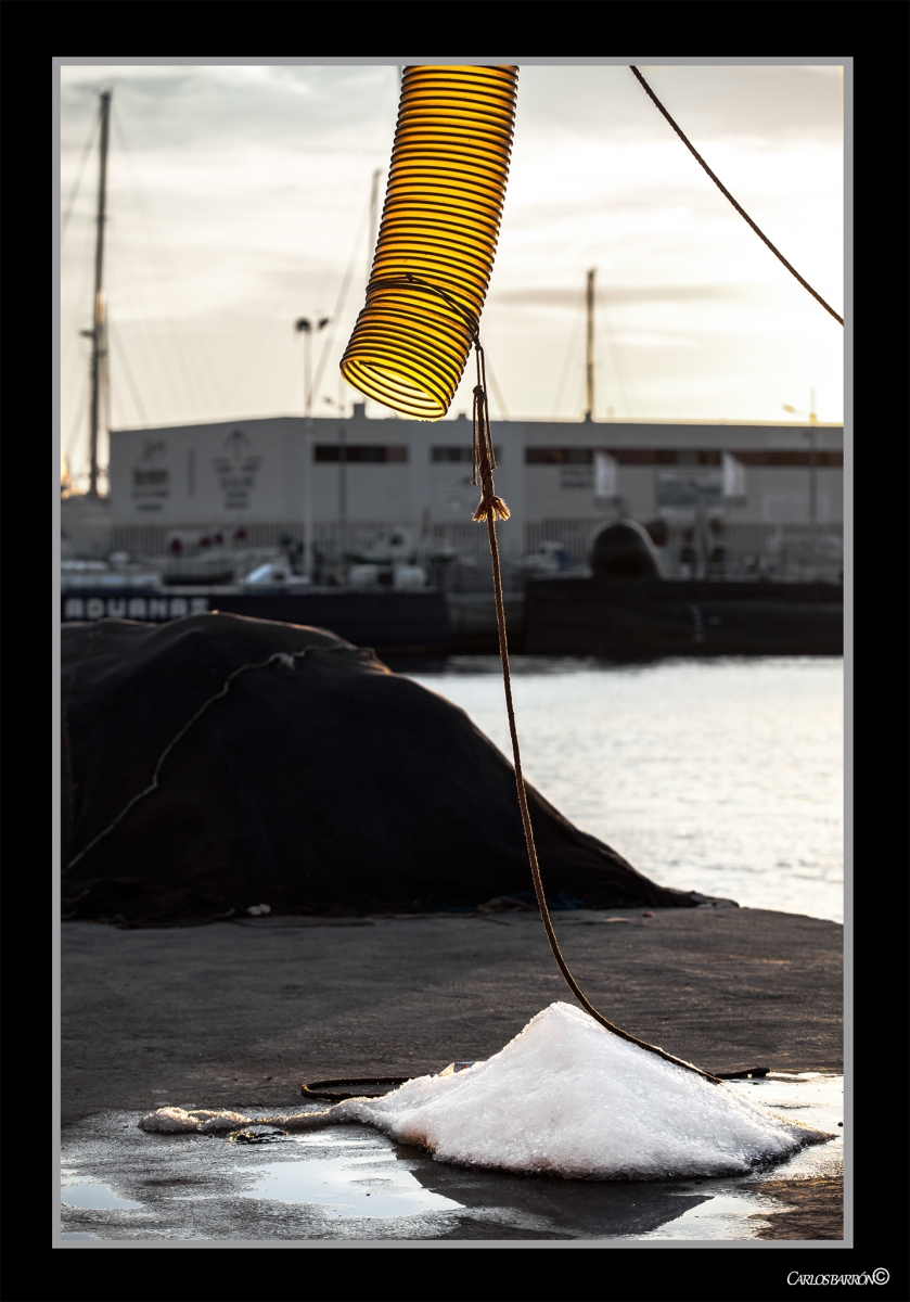 LOS PESCADORES NECESITAN HIELO POR UN TUBO