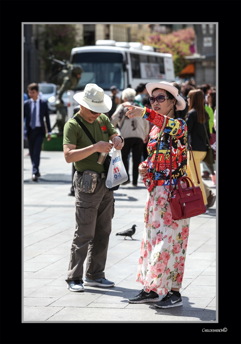 TURISTAS PERFECTAMENTE UNIFORMADOS