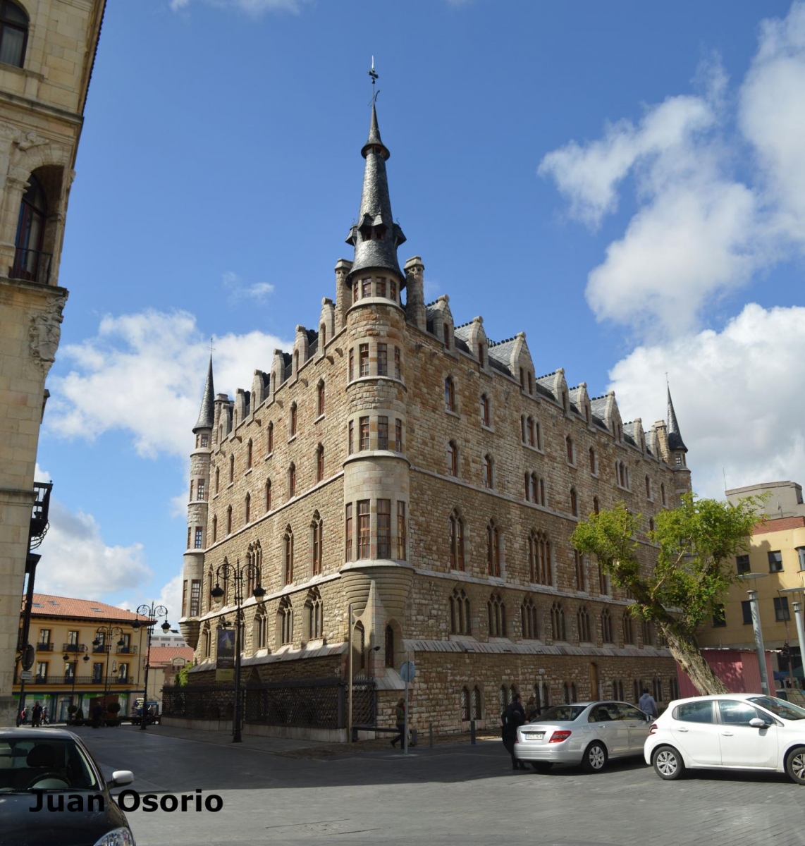 Casa de los Botines. Gaudi. Len
