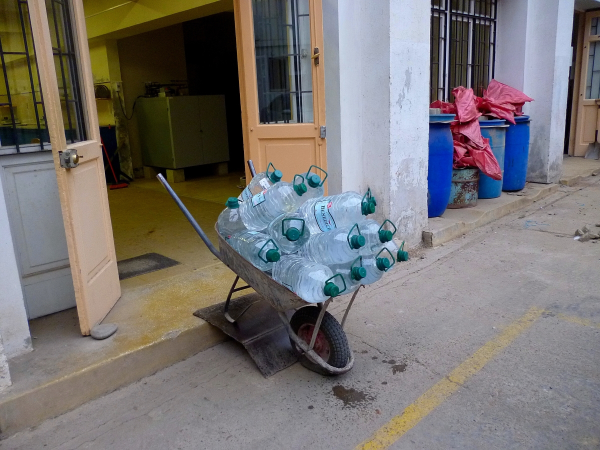 Puro equilibrio para salir del laboratorio, solo unas gotas cayeron al suelo jajajajajjajaa