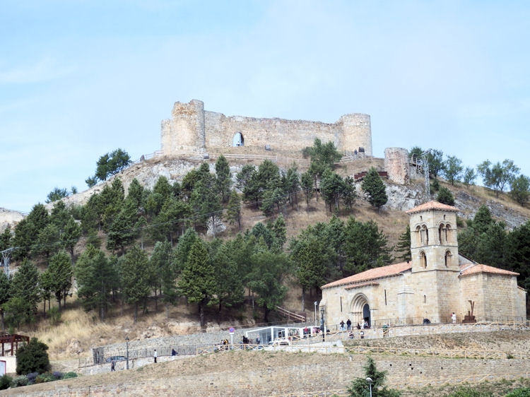 La iglesia romnica de Santa Cecilia dominada por las tuinas del castillo