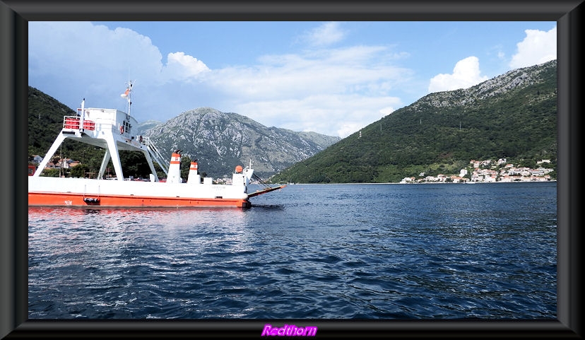 Atravesado la baha de Kotor en ferry