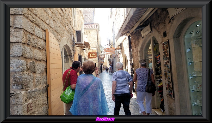 Caminando por las estrechas callejuelas de la ciudadela de budva